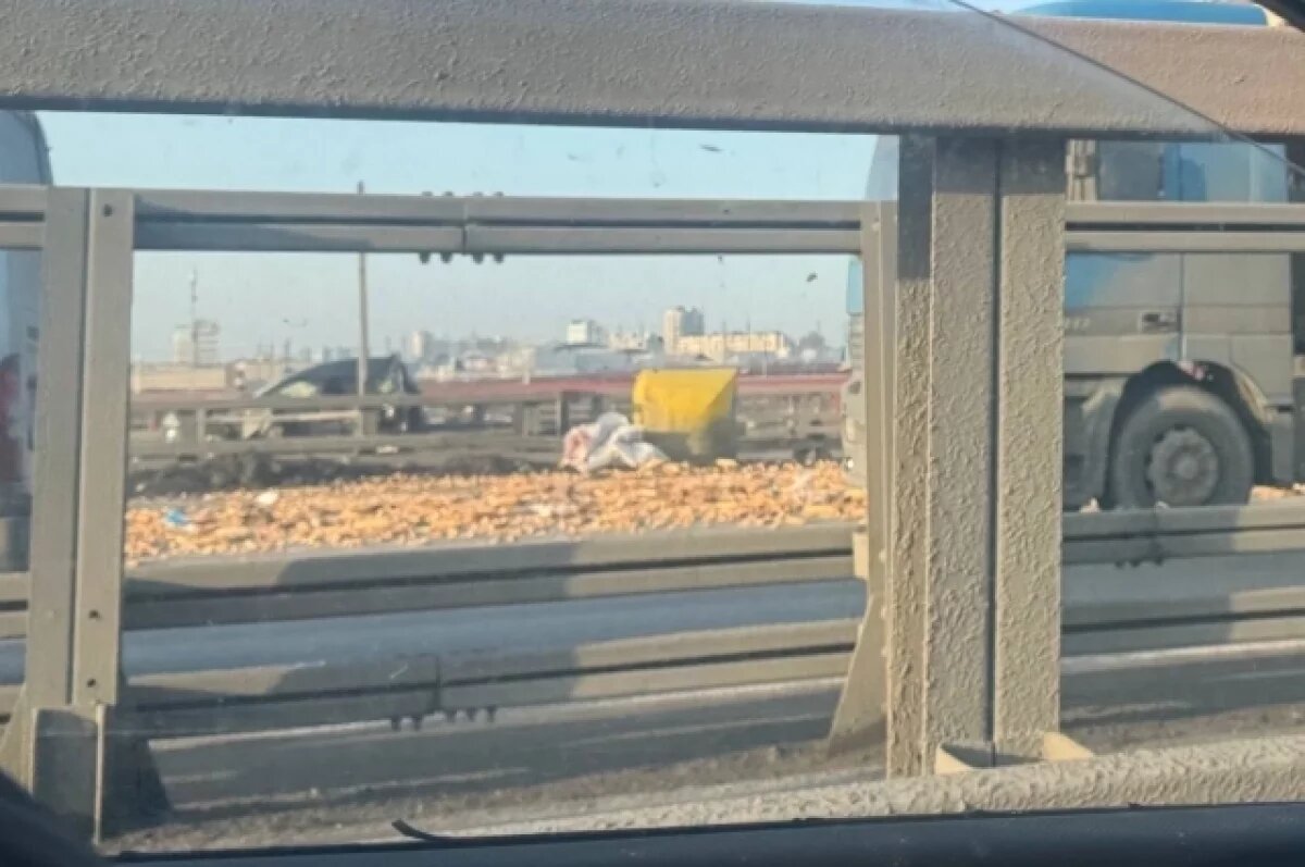    На КАД из «Газели» рассыпался хлеб, возникла гигантская пробка