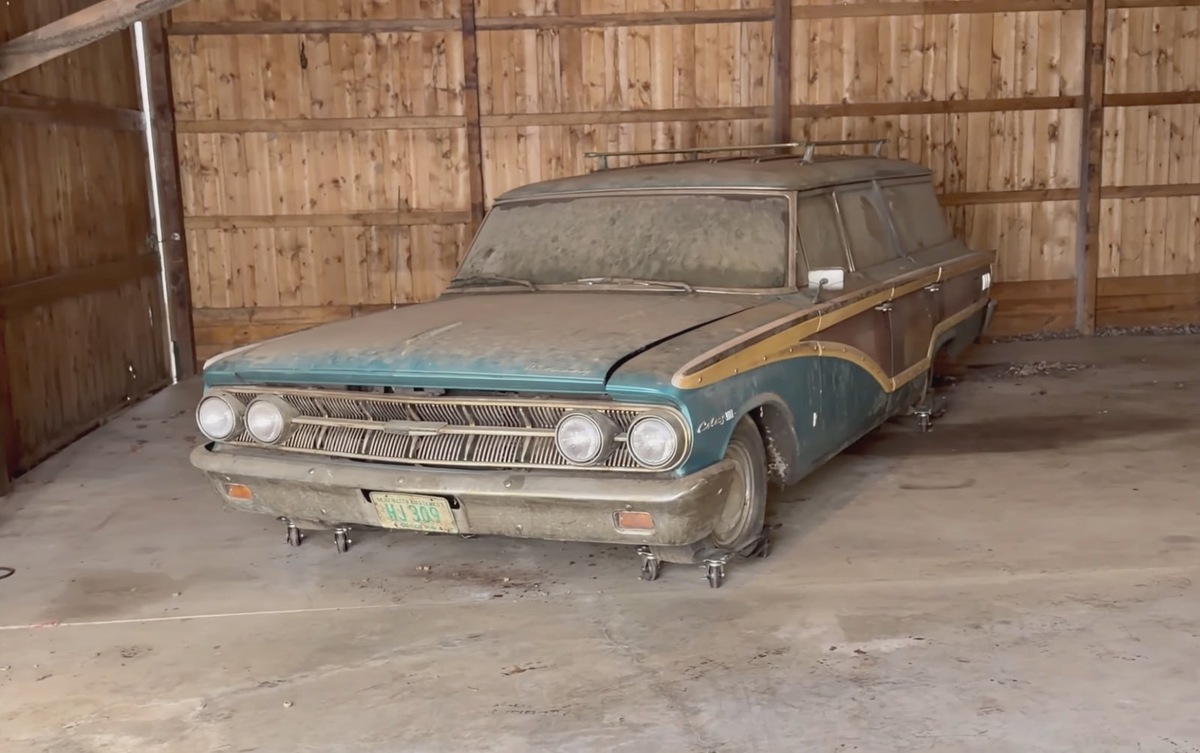    Машина осела на спущенных шинах, пострадала от грызунов и безжалостного времени