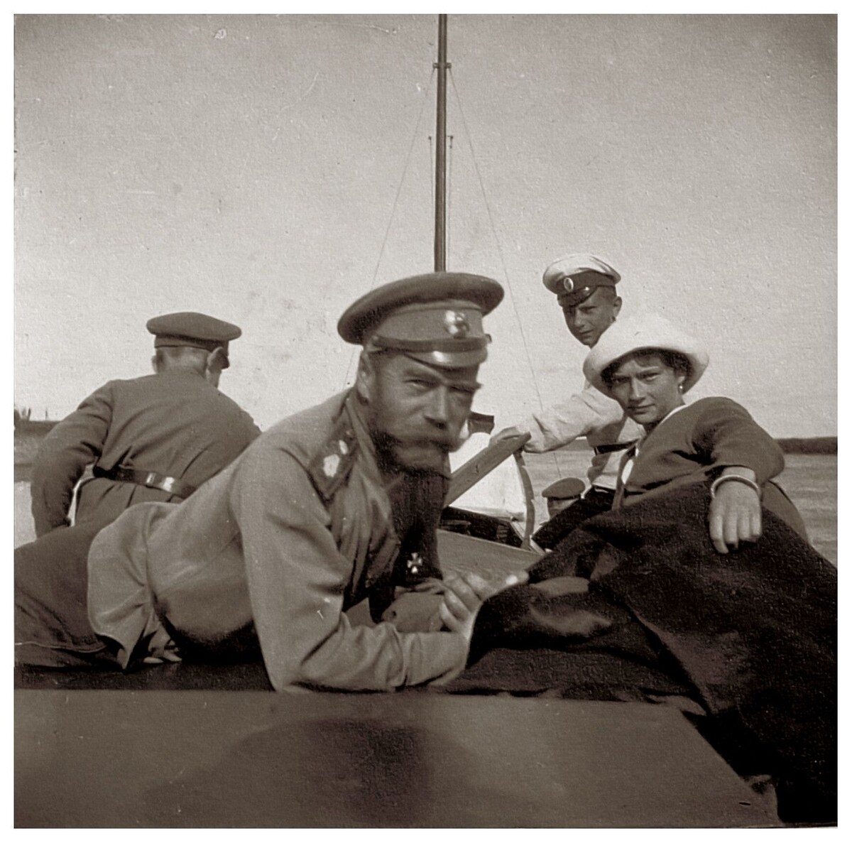 Николай II в морской фуражке на палубе яхты «Штандарт», около 1905–1910 годов.