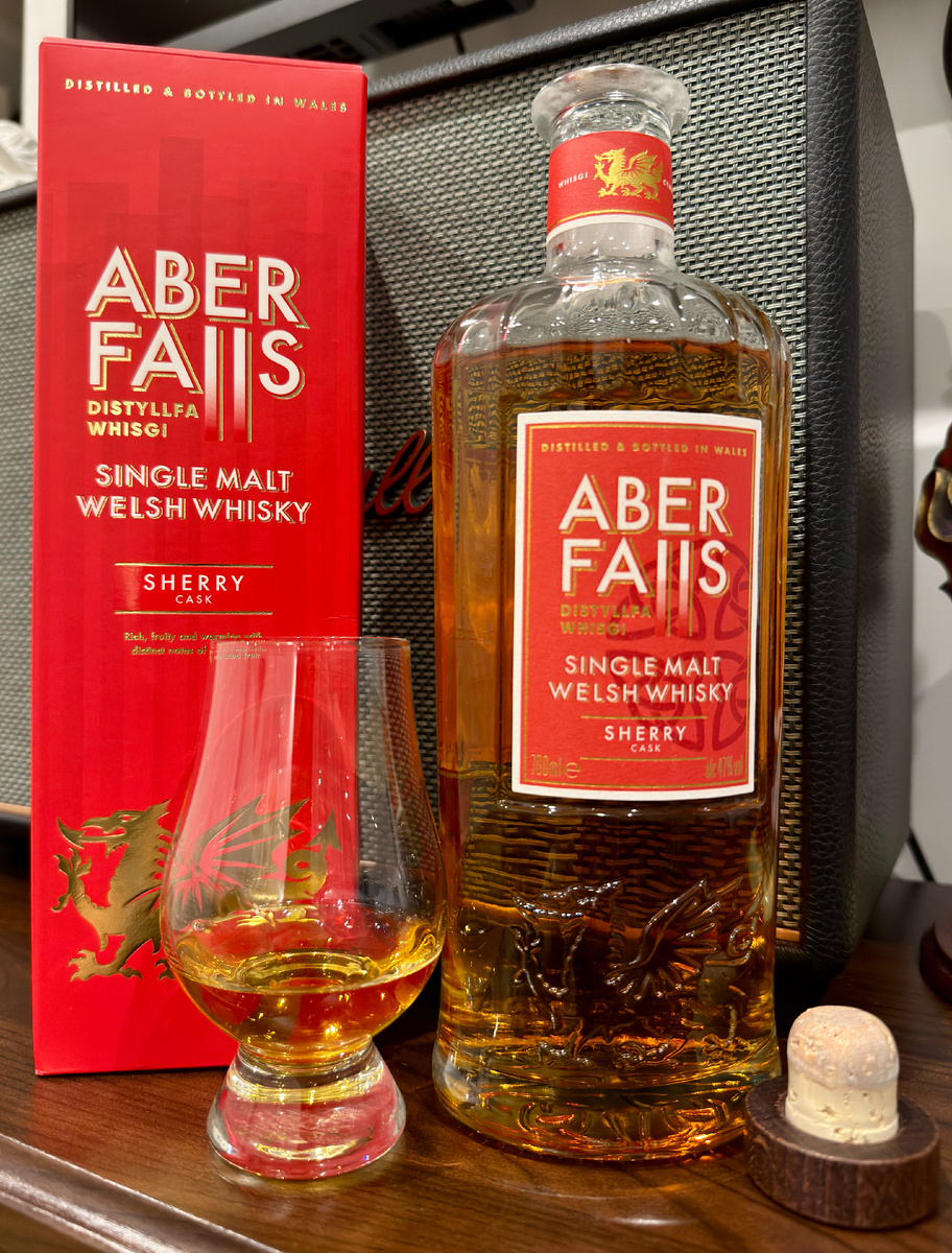 Дизайн подарочной упаковки и этикетки остался максимально узнаваемым и ярким.