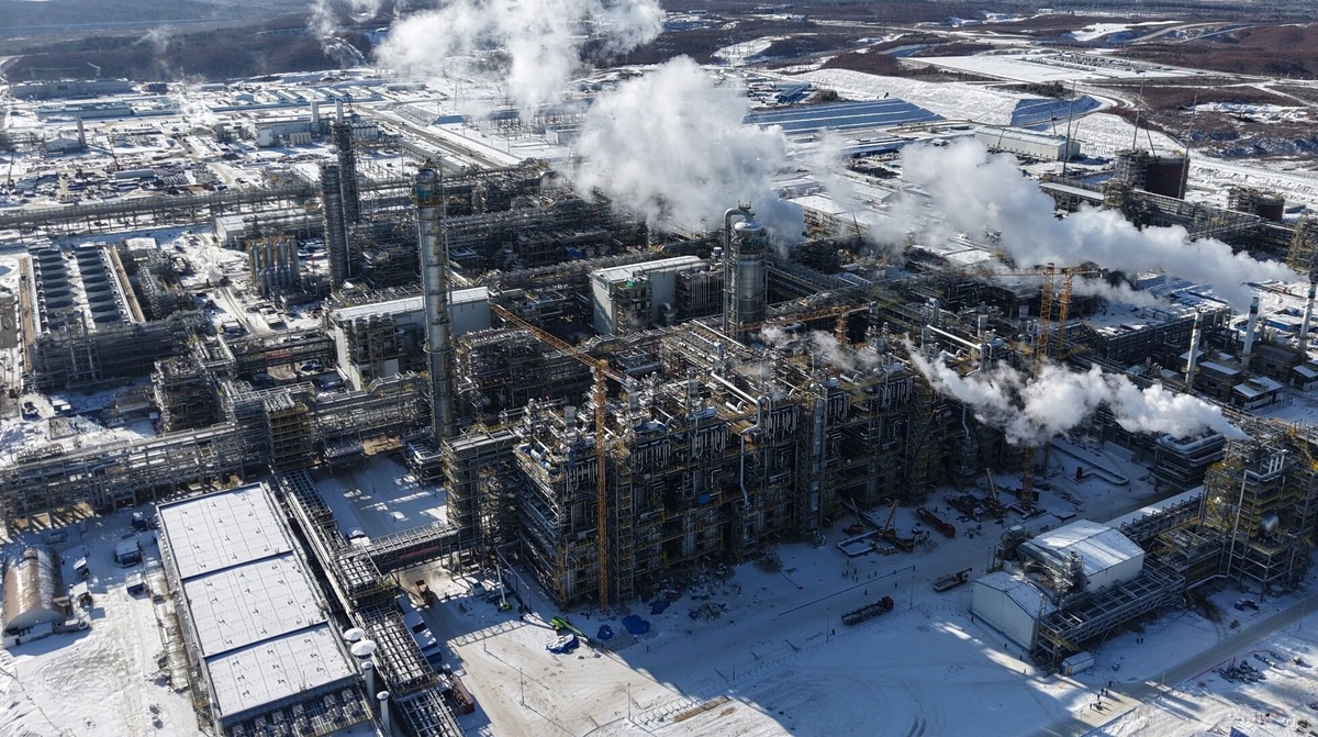 Амурский ГХК завершил строительно-монтажные работы на приоритетных системах и объектах установки пиролиза - ключевого технологического звена будущего предприятия. Пиролиз - это основной технологический процесс переработки углеводородного сырья, которое будет поступать на Амурский ГХК с Амурского газоперерабатывающего завода. На сегодняшний день это самая большая по единичной мощности этиленового пиролиза установка среди всех действующих и реализуемых нефтегазохимических проектов в мире. Источник: официальный сайт ООО «АМУРСКИЙ ГХК»