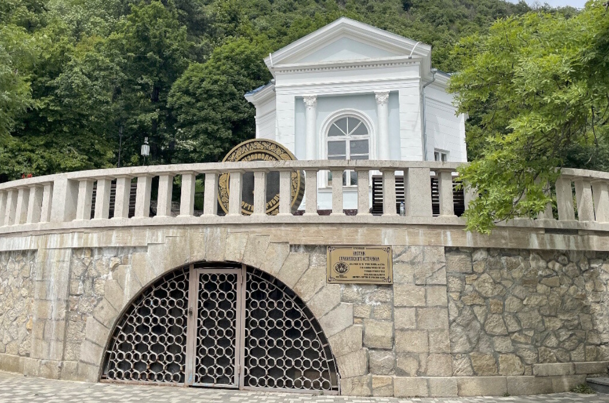 Здание бювета Славяновского источника снаружи.