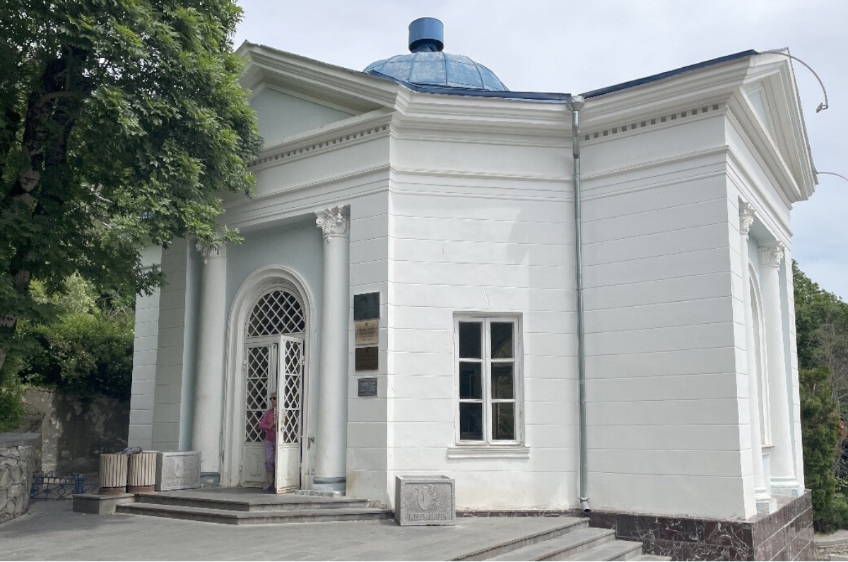 Славяновский источник находится в Курортном парке Железноводска рядом с Пушкинской галереей.