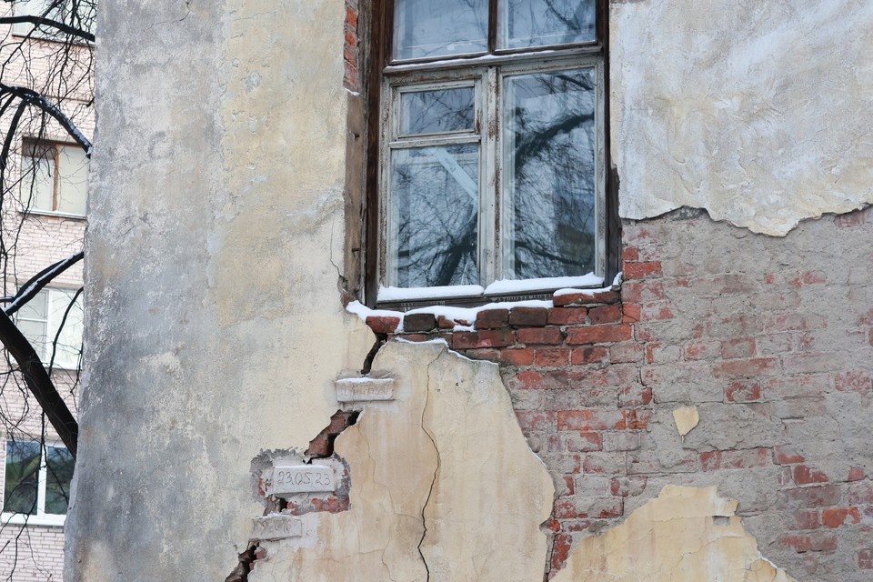    Ранее жилищный комитет признал дом аварийным и подлежащим реконструкции. Вероника ОВСЯННИКОВА