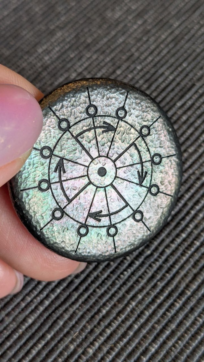 Артефакт Колесница. Монета из титана. Личное фото автора канала.