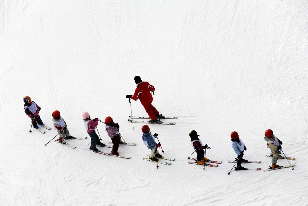    Горнолыжные курорты и частные инструкторы: в 2026 году власти готовят новые правила - обязательную аттестацию и страхование для легальной работы. / iStock