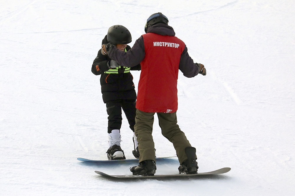    Законный инструктор по горным лыжам и сноуборду в РФ обязан иметь подтвержденную квалификацию и официальное разрешение на работу. / Фото: Илья Наймушин / РИА Новости