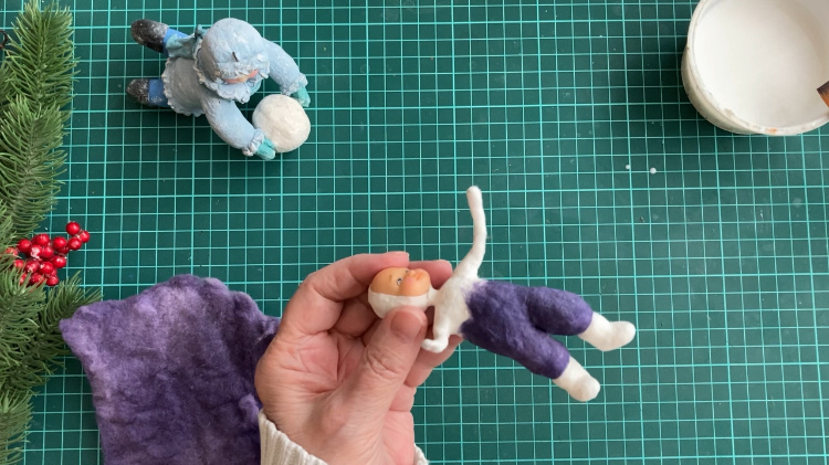 Поверхность штанишек заполняем тоненькими слоями цветной ваты.