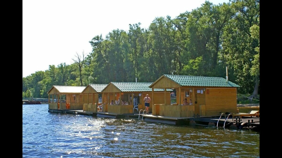 Это не  Бора -Бора. Но тоже домики на воде. Самарская область, если ничего не путаю. У нас в Ленобласти тоже подобное видела на озере Хепоярви. Но, наверняка и еще много где.