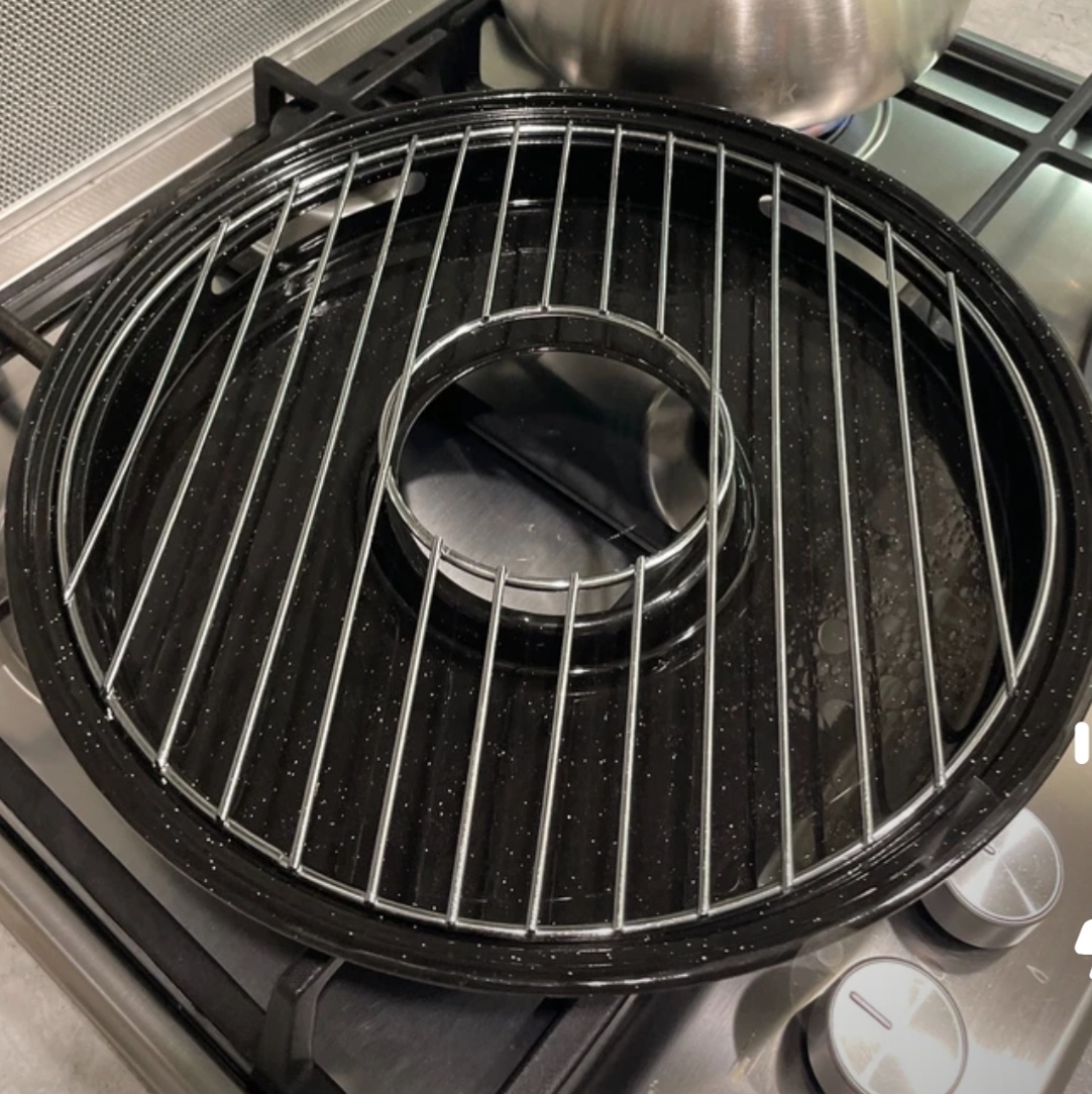 Состоит из трёх частей: само дно( куда наливается 200 мл воды и 50 мл подсолнечного масла), решетки( куда укладываются продукты) и крышки ( в моём случае с прозрачным стеклом,чтобы легче было наблюдать за всем процессом)