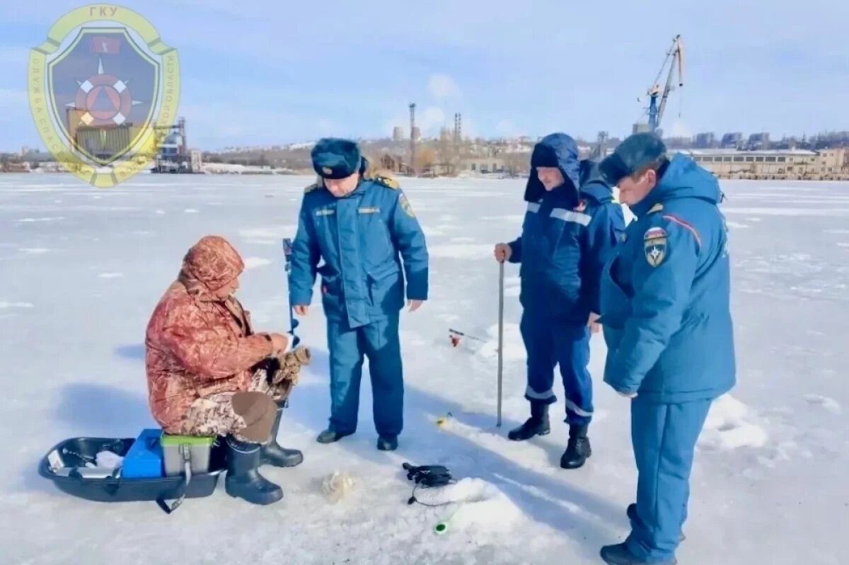    Рыбаков на Волге предупредили о тонком льде и раздали памятки