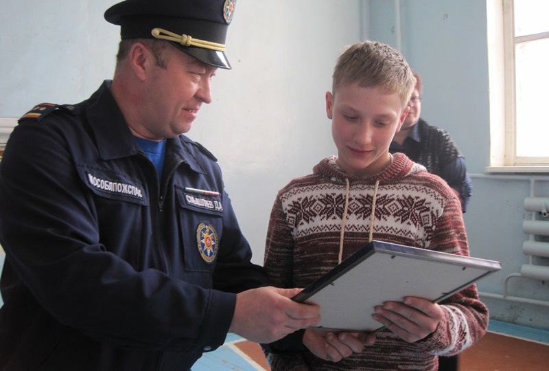 Восьмиклассник ворвался в задымленную квартиру и спас девочку, когда огонь уже почти её догнал