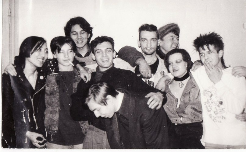 Участники Актюбинского панк-клуба (90е гг.). Крайний слева - Ермен Ержанов, по центру наклонился Владимир Белканов. Фото из открытых источников.