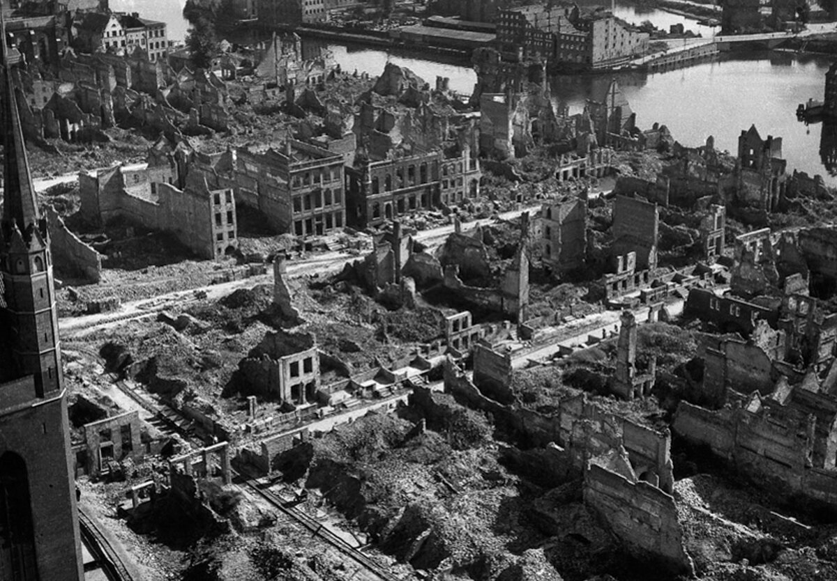 Кёнигсберг после английской бомбардировки в августе 1944 года. Фото из сети Интернет.