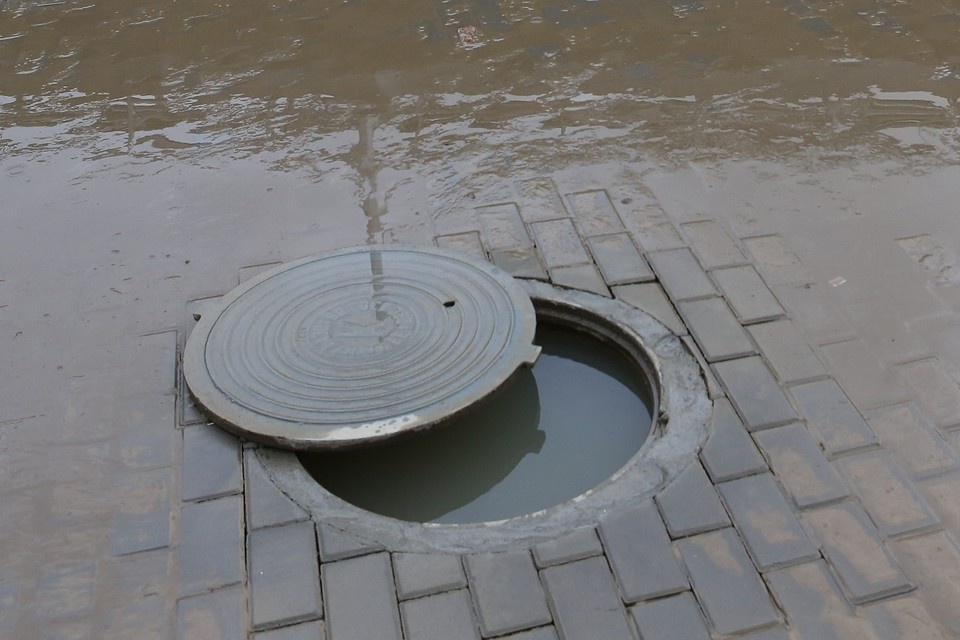    На Ипподромской несколько машин уже пробили поддоны. Николай ХИЖНЯК