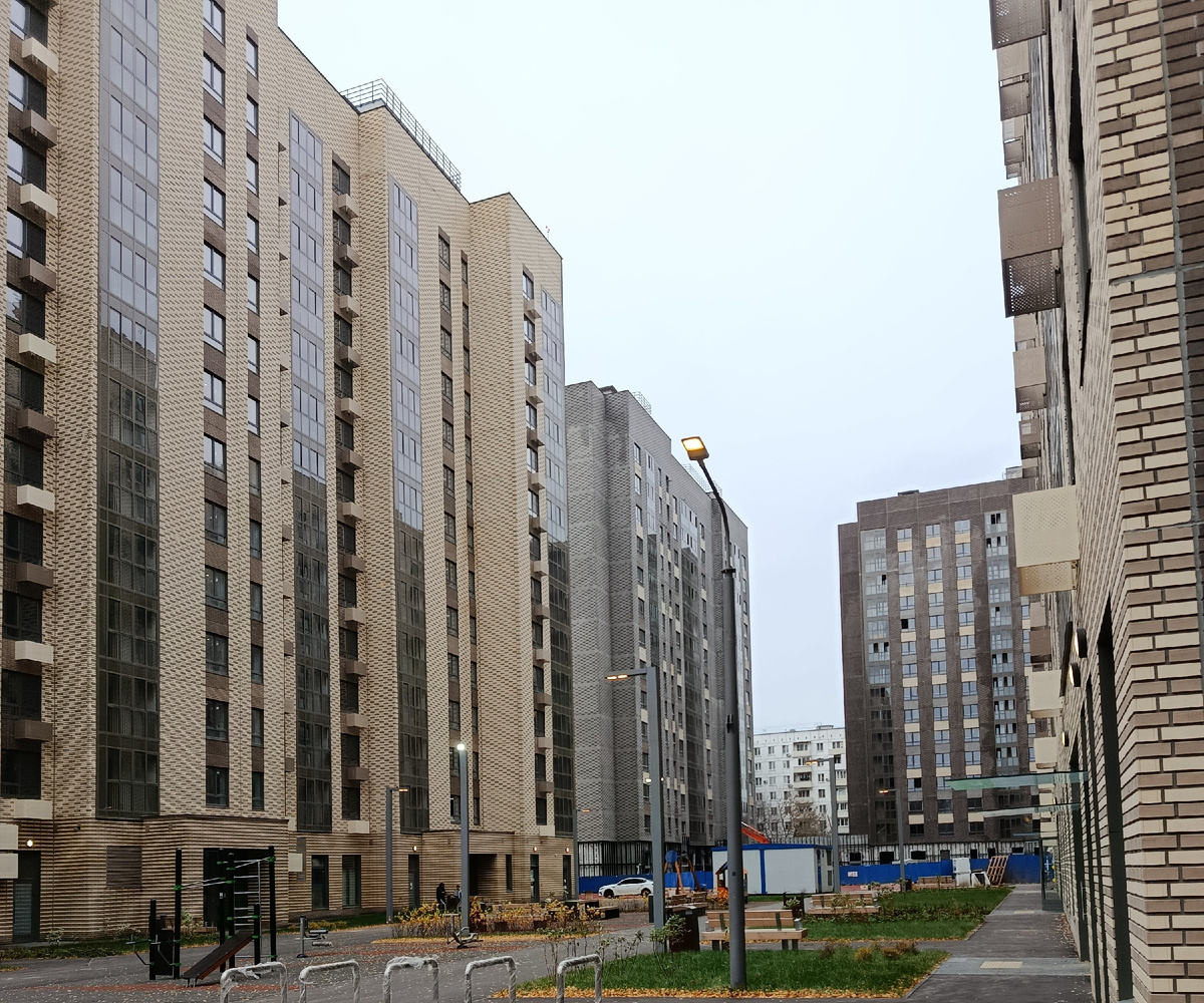 В новых домах коммуналка часто включает в себя дополнительные услуги- оплата консьержа, уборка подъезда, уход за придомовыми клумбами, мытье окон, содержание охраны и ограждения дома