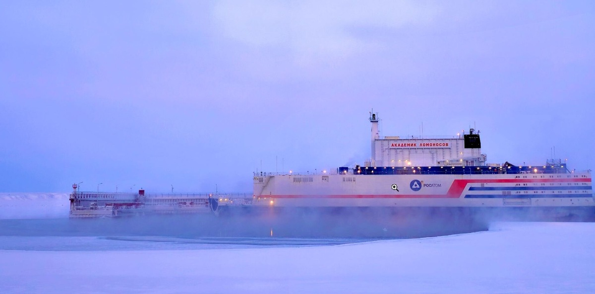 Корпус судна изготовлен из морозостойкой стали, устойчивой к арктическим штормам, ледовым нагрузкам и экстремальным температурам. Он надежно защищает основное оборудование, а существующие организационно-технические меры защиты персонала при арктических ветрах исключают возможность случайного травмирования работников. На борту ПАТЭС «Академик Ломоносов» непогода может ощущаться как слабая качка. Источник: официальный сайт АО «Концерн Росэнергоатом»