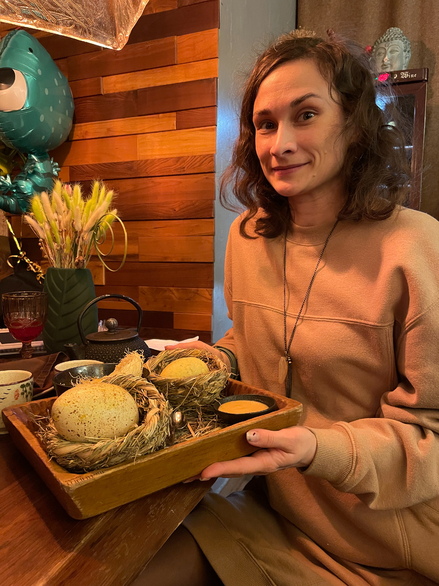 Пирожное "Гнездо пингвина": приносят 2 яйца в соломенных гнездах. Нужно угадать какое яйцо съедобное и разбить. Десерт "Сердце бывшего": сердце приносят в ладони. Дают выбор: простить и дать шанс или разбить. Если второе, то разрубите его тесаком.