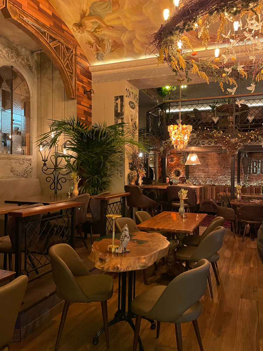 Если нет настроения праздновать, то приходите (заранее забронировав столик) сюда. Его вам тут поднимут и вкусно накормят. Половину десертов нужно сломать - так что еще и антистресс терапия))