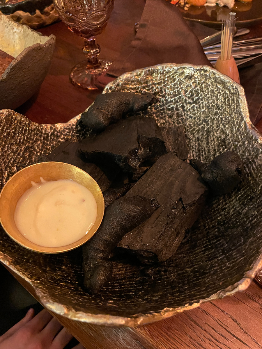 При подаче ухи гостю наденут наушники и под песню "взвейтесь кострами синие ночи" и вынесут котелок с ухой. Ее выльют в алюминиевую тарелку, но запах костра останется. Креветки готовят в черной панировке, выносят в тарелке с реальными угольками. Вкус и консистенция приятнейшие. А вот десерт "Тайны вселенной" не берите - через чур сладко.