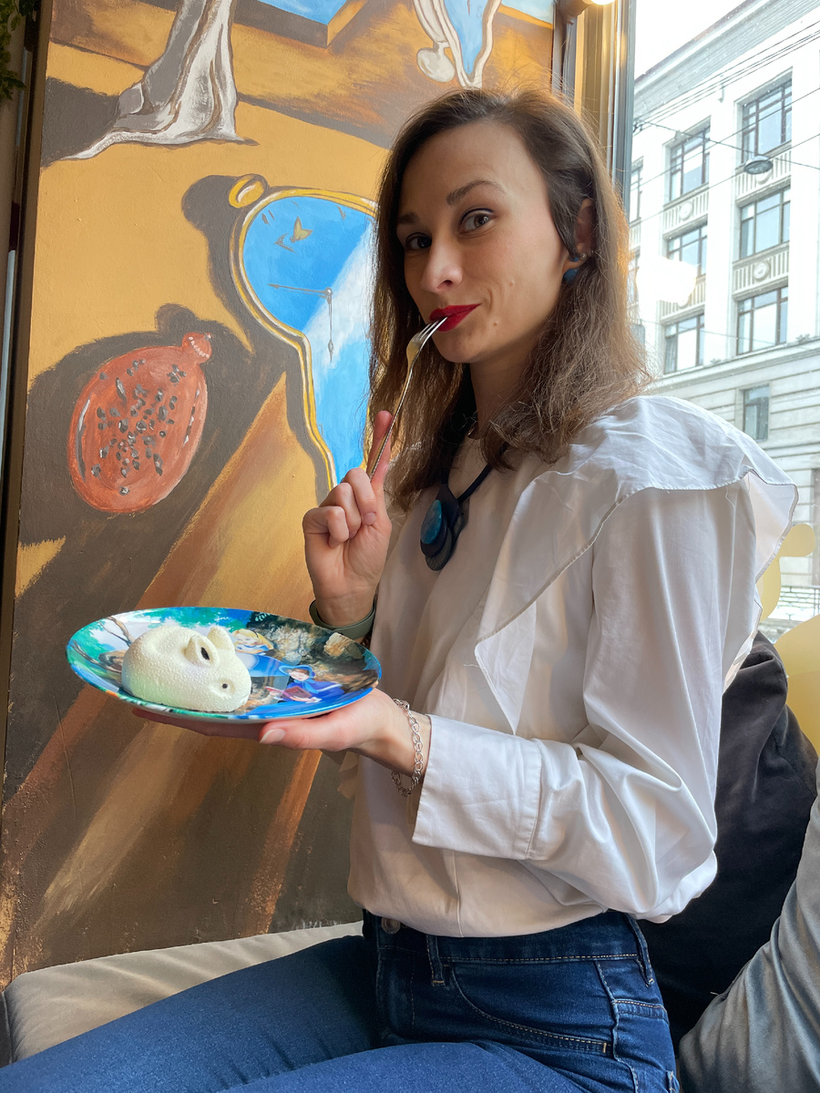 Сюда идеально зайти во время свидания с Петербургом. Целый день гулять по Русскому музею, потом рассматривать на улицах фасады зданий, смотреть на кораблики, а в конце (или начале) порадовать себя не кричащим, а лаконичным и сбалансированным десертом. Но, поверьте, не менее фотогеничным и памятным.