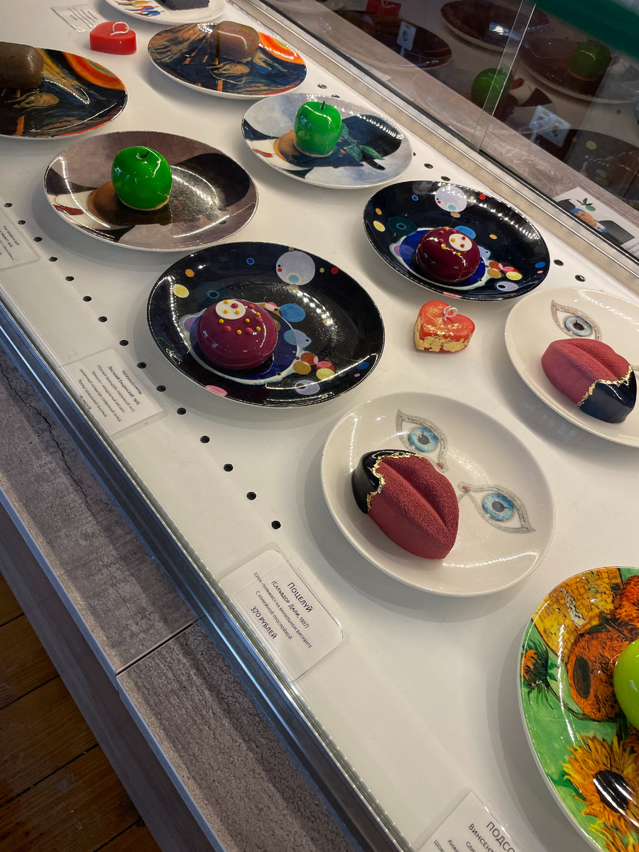 Все свежее, но всегда не в полном ассортименте. Десерты выставлены на витрине. Когда заканчиваются - приносят новые. Я дегустировала «Белый кролик» (Йогуртовый мусс с марципаном и начинкой из черной смородины на воздушном фисташковом бисквите) и "Подсолнухи" Винсент ван Гога (480 руб.)