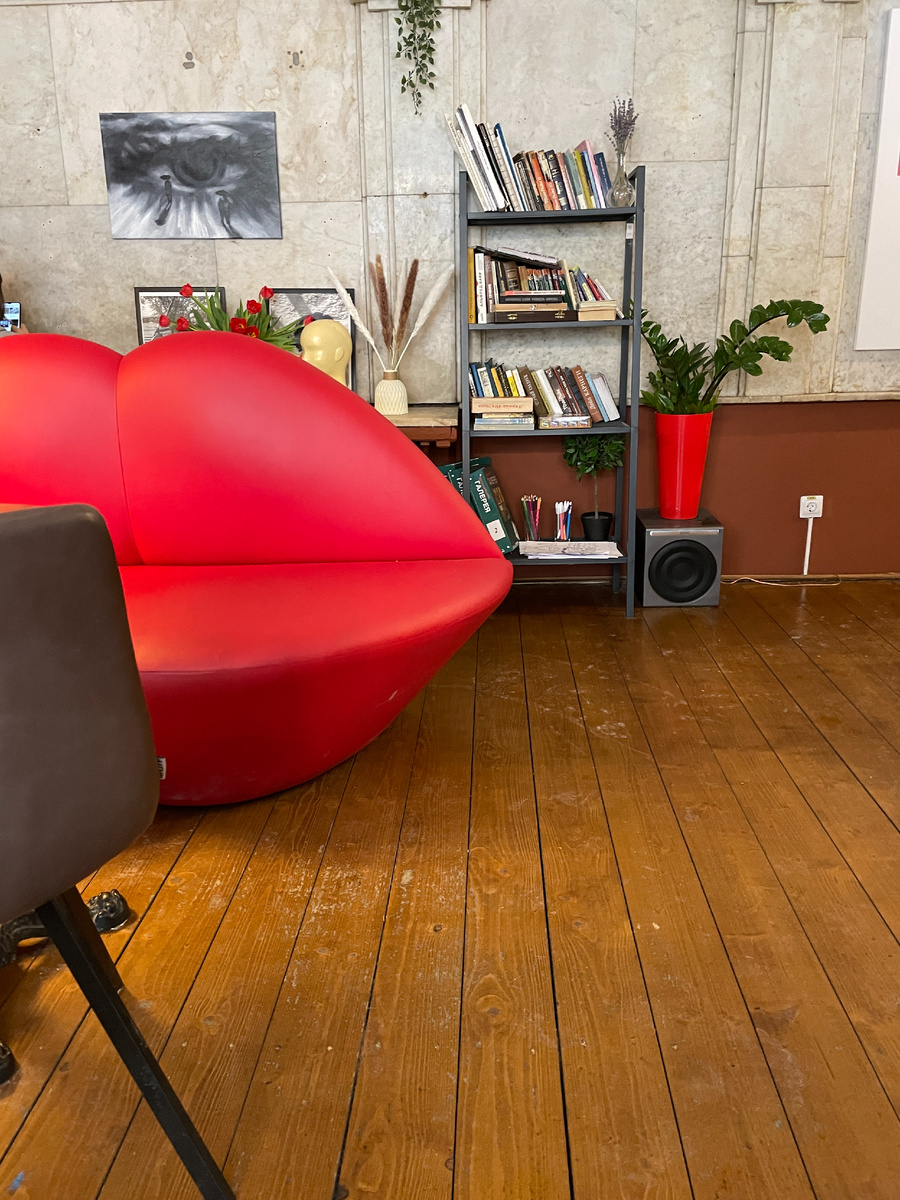 Было вкусно и интересно рассматривать ювелирность кондитерской работы. Но скучать буду не по ним, а все же по маминой шарлотке, чизкейку из Вольчека и моти из Duo Asia). Вкусно, но не незабываемо ни по вкусу, ни по впечатлениям.