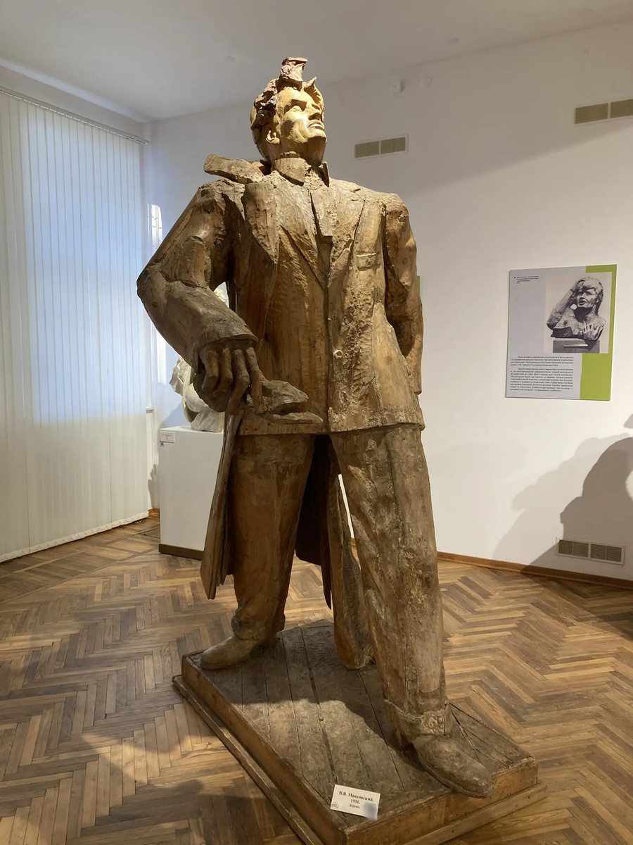 "Типичный" Конёнков. Гипертрофированные формы и полное отсутсвие стремления к естественным пропорциям. Это скульптура Маяковского.