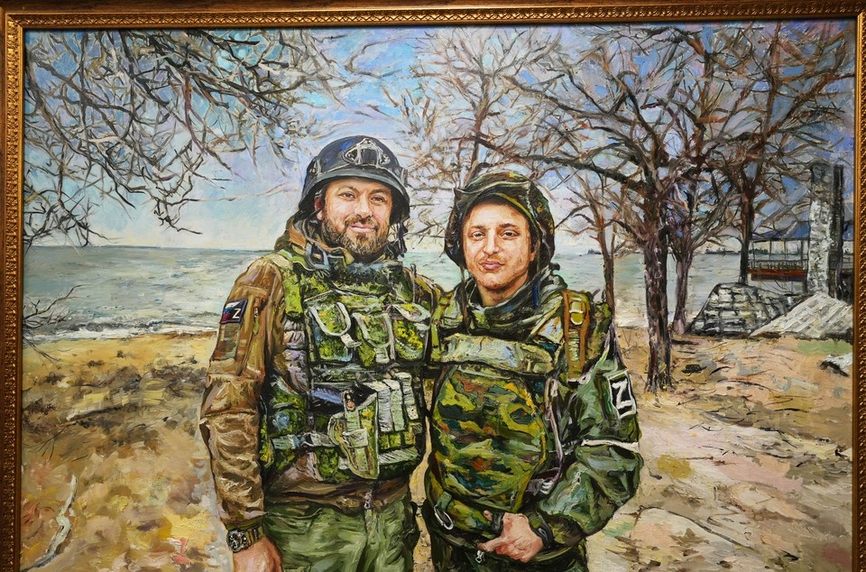    Герой Российской Федерации Тимур Курилкин и Герой Российской Федерации(посмертно) Роман Воробьев на одном из портретов выставки Александр ИВАНОВ