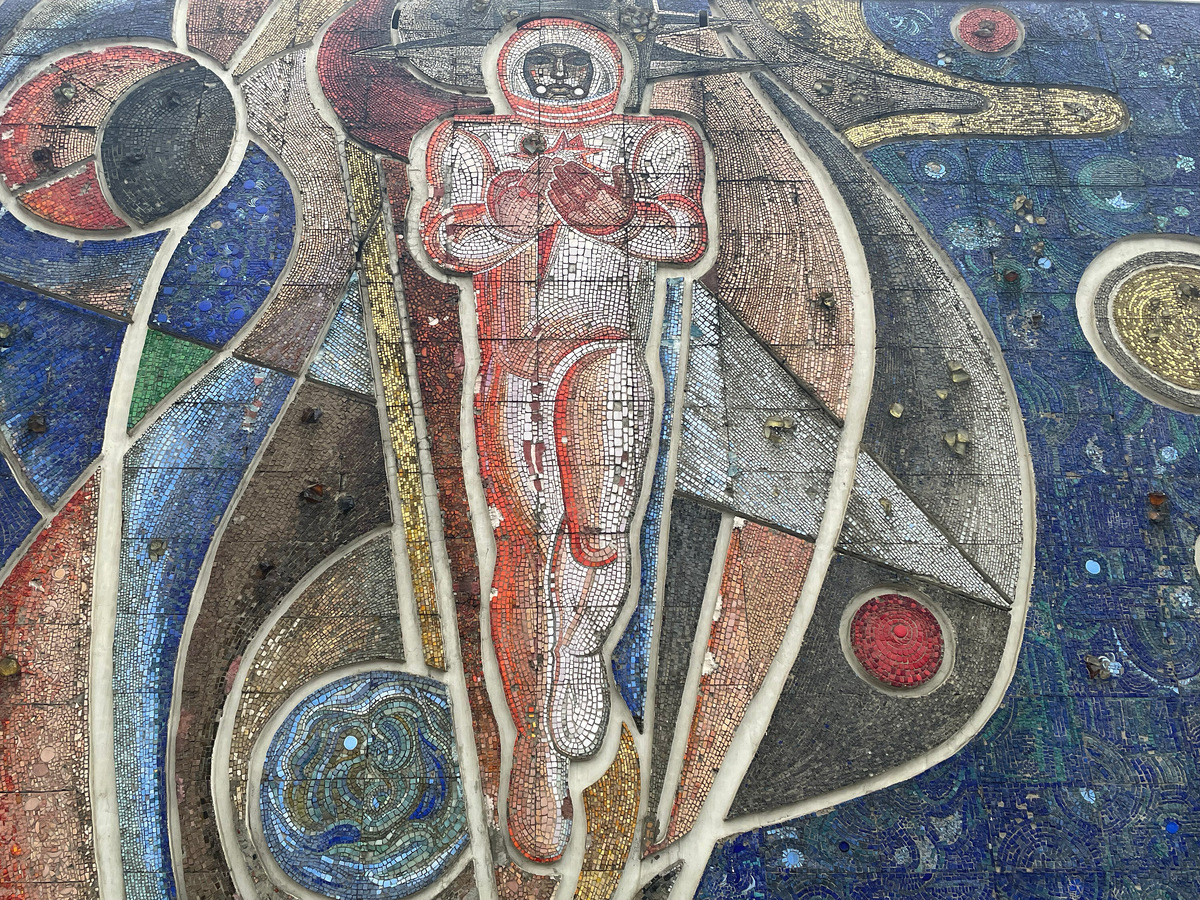 Некоторые детали мозаики объёмные: астероиды художник изобразил с помощью больших кусков стекла неправильной формы