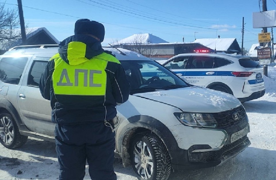    Водитель вернулся на место ДТП и дал показания сотрудникам полиции. Фото: региональная Госавтоинспекция