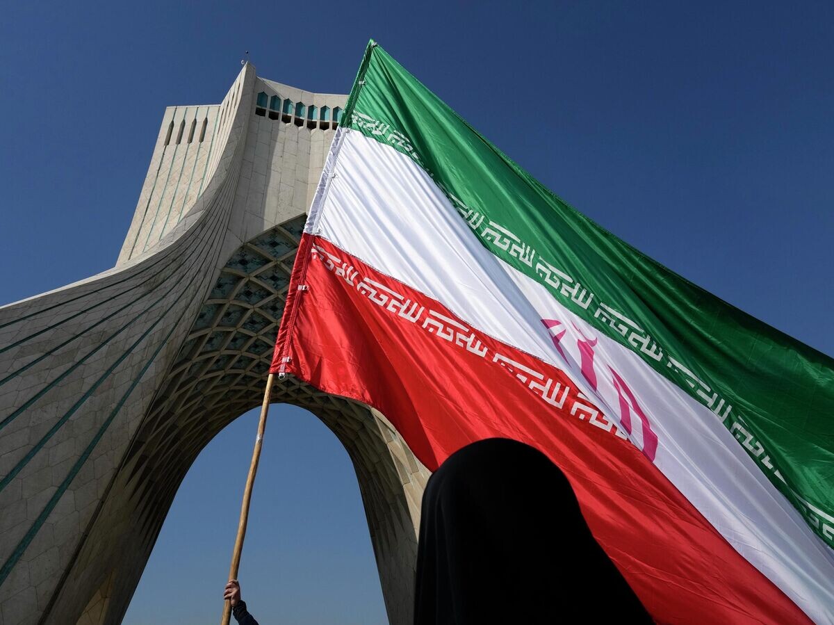    Иранский флаг на площади Азади в Тегеране | © AP Photo / Vahid Salemi