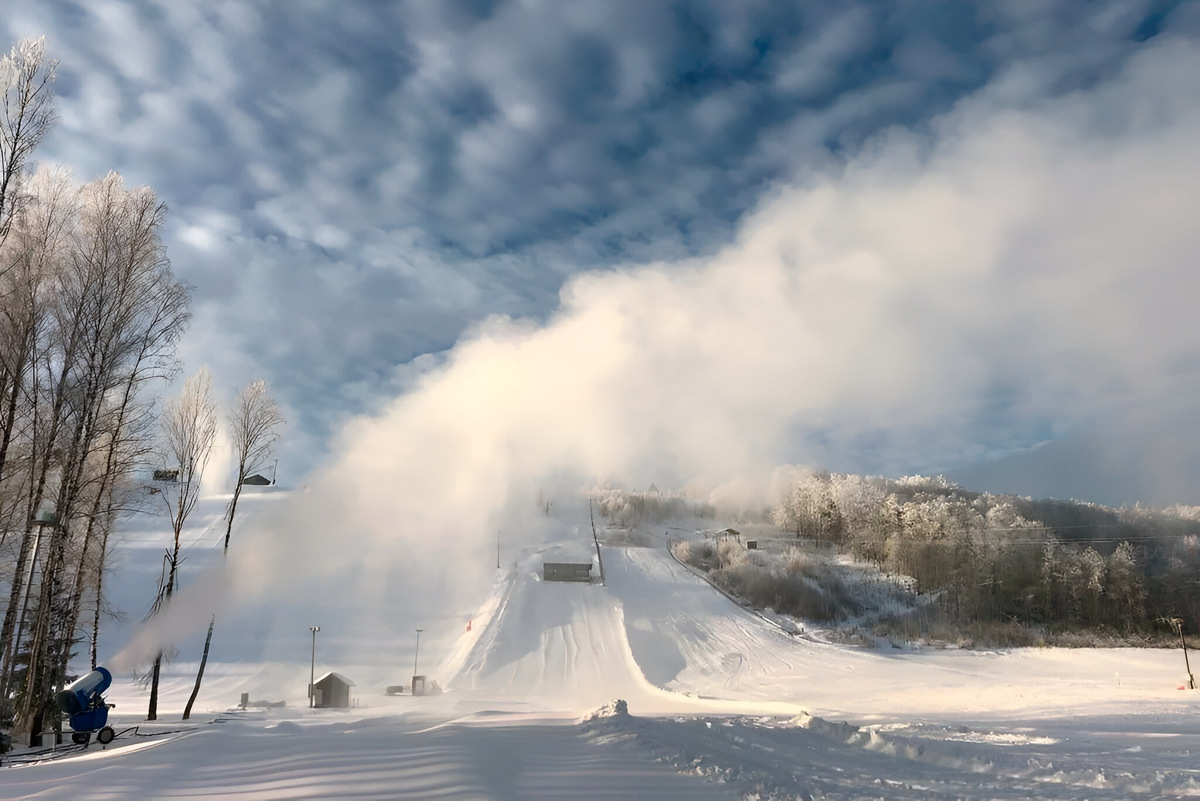 Возможность кататься сохраняется даже при небольшом плюсе: работают снежные пушки. Фото: горнолыжный курорт «Мальская долина» / Яндекс Путешествия