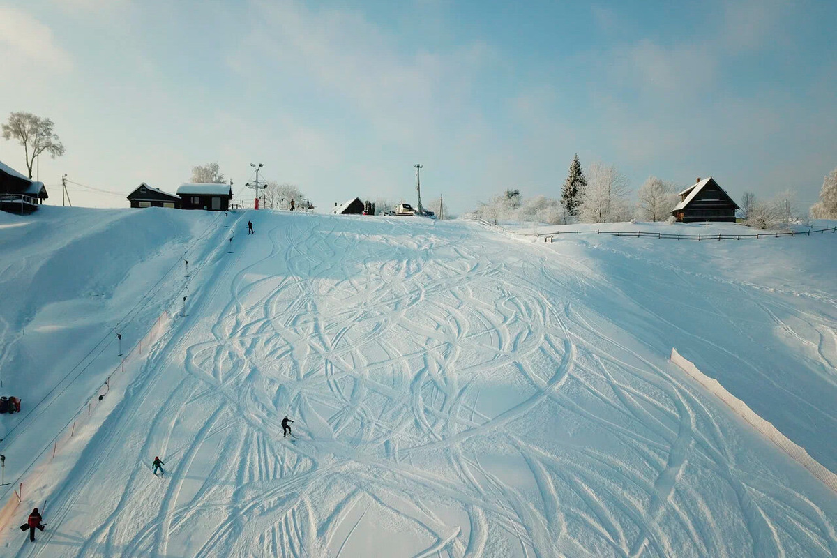 На самом верху холма располагается инфраструктура комплекса, откуда можно наблюдать за катающимися, согреваясь горячим чаем. Фото: горнолыжный курорт «Мальская долина» / Яндекс Путешествия
