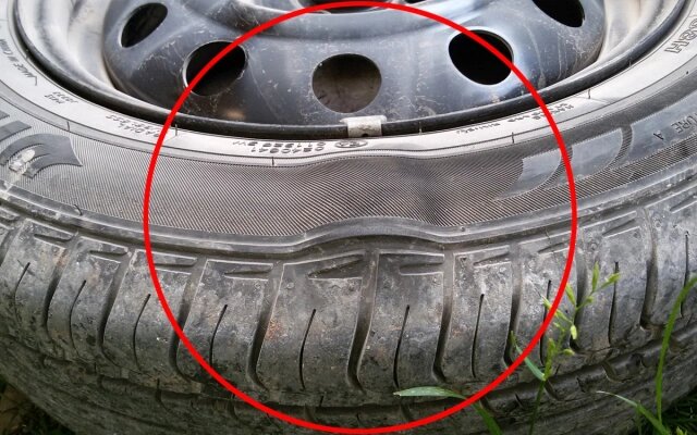 Ездить с грыжей опасно, так как шина может лопнуть в любой момент (Фото: kolombol / Drive2.ru)
