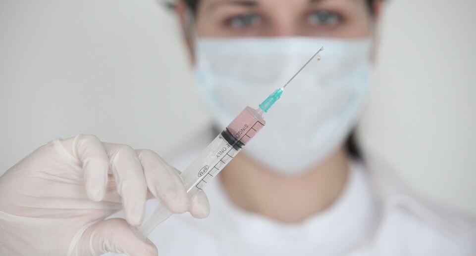    Врач делает укол / Медиасток.рф