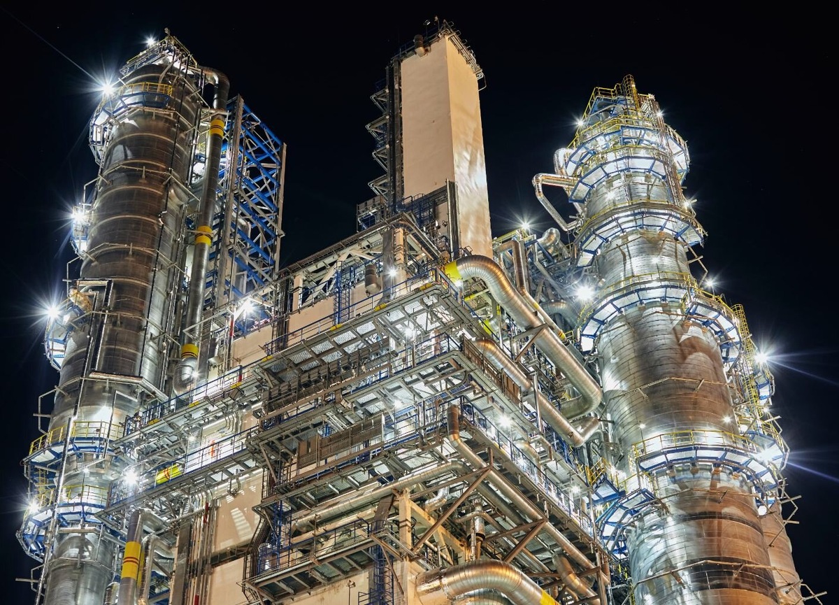 Базовый принцип, который был изначально заложен в проект, –переработка транспортируемого газа по газопроводу «Сила Сибири» должна осуществляться на территории Российской Федерации. Источник: официальный сайт ПАО «Газпром»