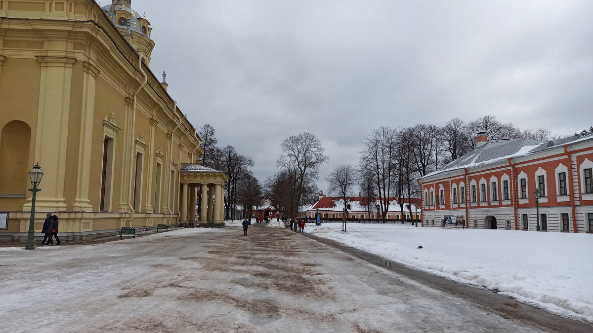 Петропавловская крепость. Справа Комендатский дом в котором находится экспозиция музея