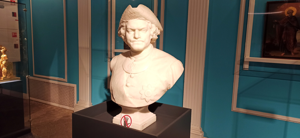 Мраморный бюст Петра Великого выполнен М.М. Антокольским