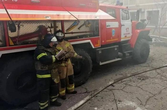 Спасатели ликвидировали пожар в детской больнице Донецка. Возгорание в детской клинической больнице Киевского района произошло накануне из-за вражеского удара. Уничтожено 800 квадратных метров кровли, а также вещи и мебель по 100 квадратов на каждом из трёх этажей. Повреждены межэтажные перекрытия на площади 230 квадратных метров, отметили в главке МЧС по ДНР, источник Телеграм-канал Донбасс Сейчас