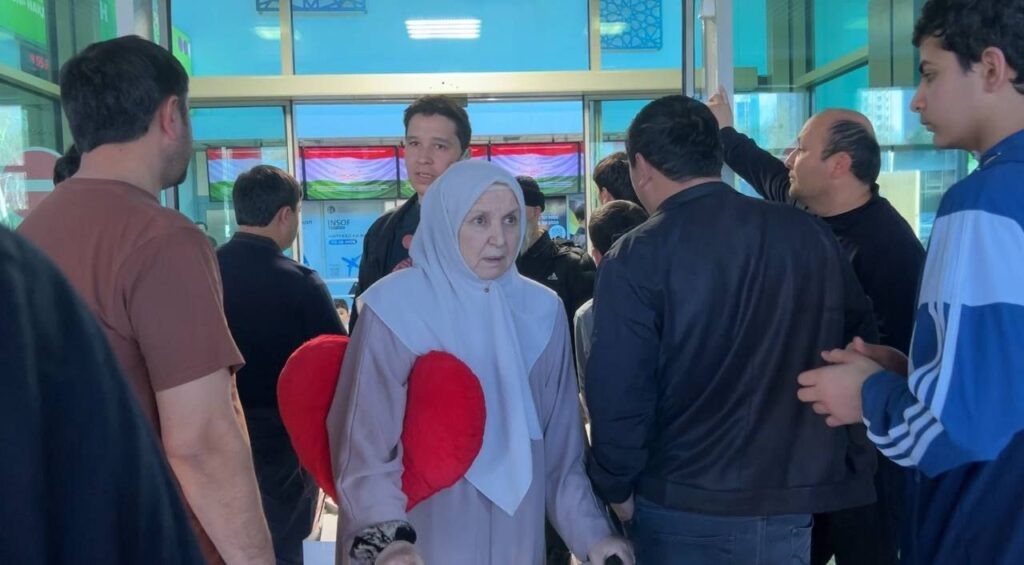 Фото: «Азия-Плюс», пассажиры, прилетевшие сегодня из Дубая в Душанбе