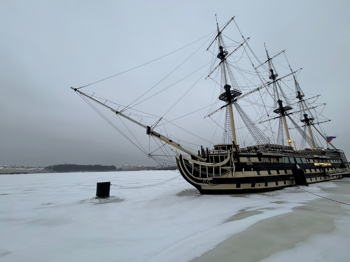 Фото автора. Копия фрегата «Благодать», спущенного на воду в 1800-м году, бывшего первым в России и вторым в мире  по огневой мощи. Нас манят приключения и открытия прошлого. А корабли прошлого - главные участники многих подвигов и путешествий. В эту поездку мы точно знали, куда пойти за подпиткой своего интереса 