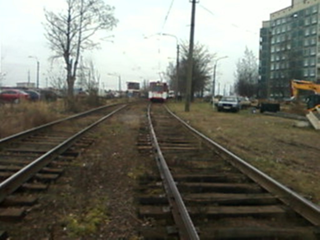 Старые трамвайные пути и трамвай 2008 год. 