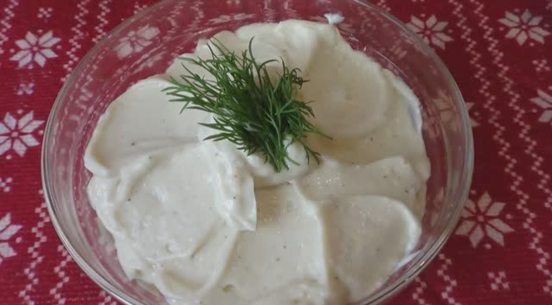 Вкусный домашний майонез. Обязательно попробуйте приготовить. Всего 1 минута времени и готов натуральный майонез! 
Ингредиенты:
1 яйцо
250 мл. подсолн. рафин. масла
1/2 ч.л. сахара
1 ч.л. соли
2 зубчика чеснока
1 ч.л. горчицы
2 ст.л. лимонного сока