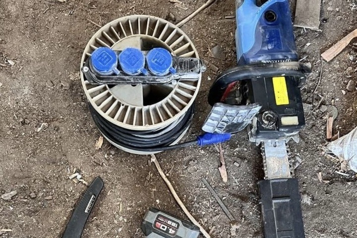 В Запорожье мужчина попался на краже инструментов после разбитого окна