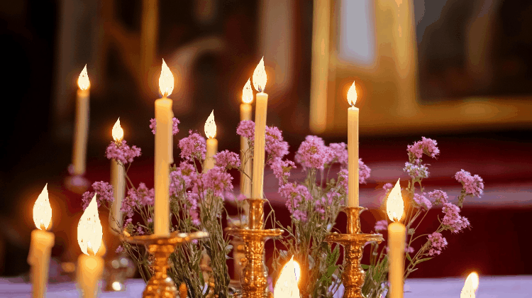 Анимированное изображение сгенерировано ИИ © «Известия» / свечи в храме