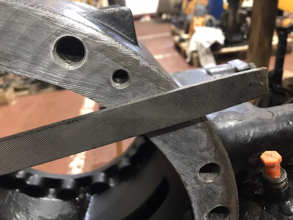 Убираем заусенцы с центральной части моста JCB. Фото Тищенко Василий.