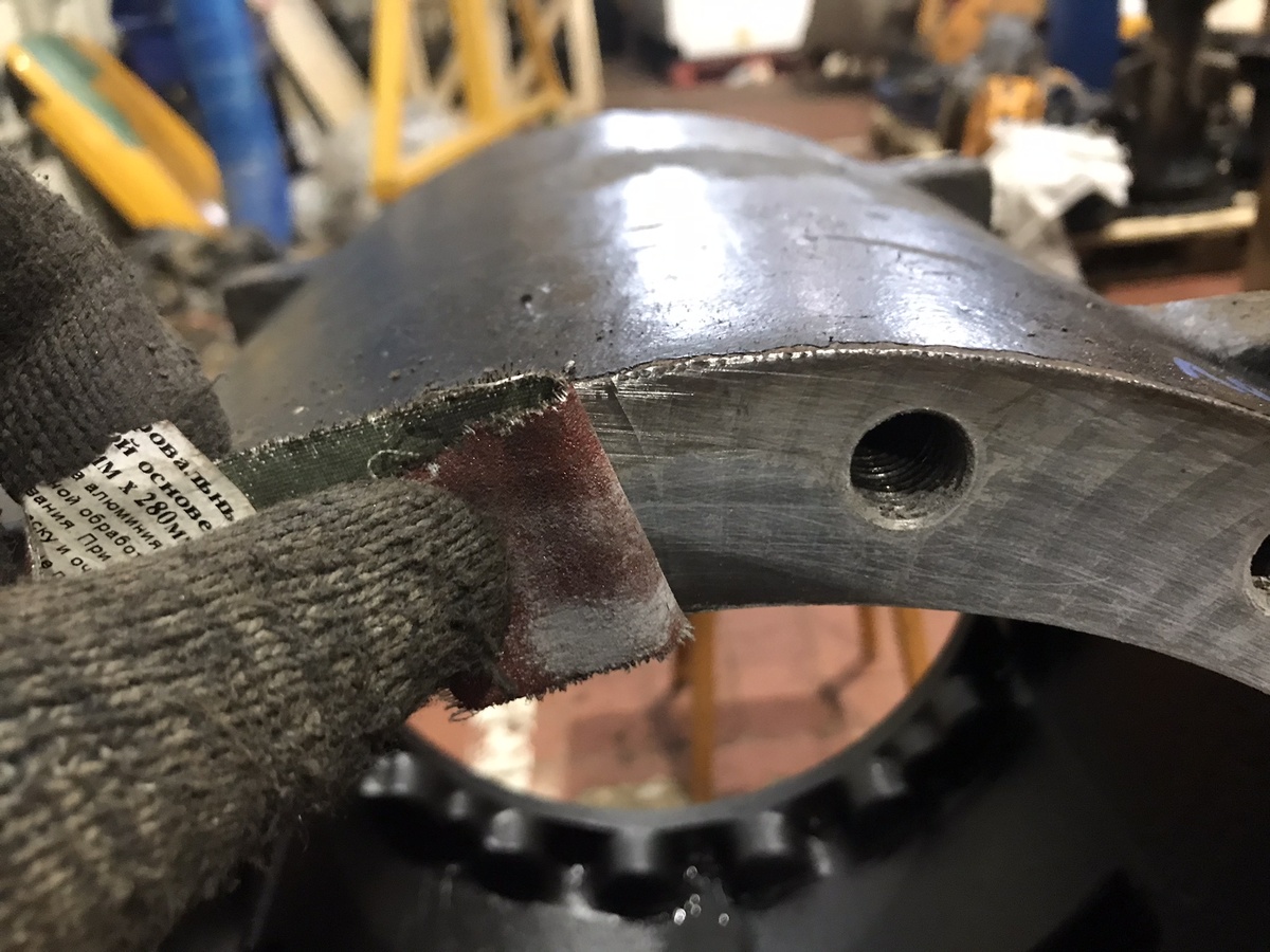 Зачищаем корпус моста наждачной бумагой. Фото Тищенко Василий.