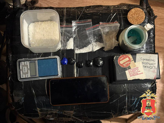 В Твери приезжая пара и их подруга устроили склад наркотиков. Задержаны