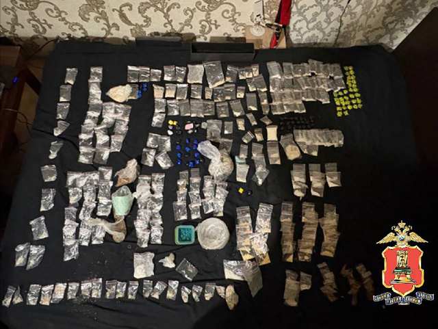 В Твери приезжая пара и их подруга устроили склад наркотиков. Задержаны